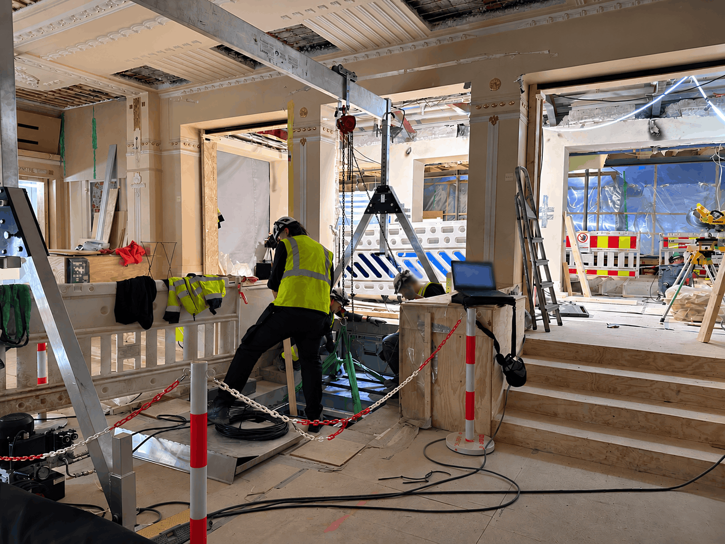 Arbeid med installasjon av trappeheis i Vestibylen.