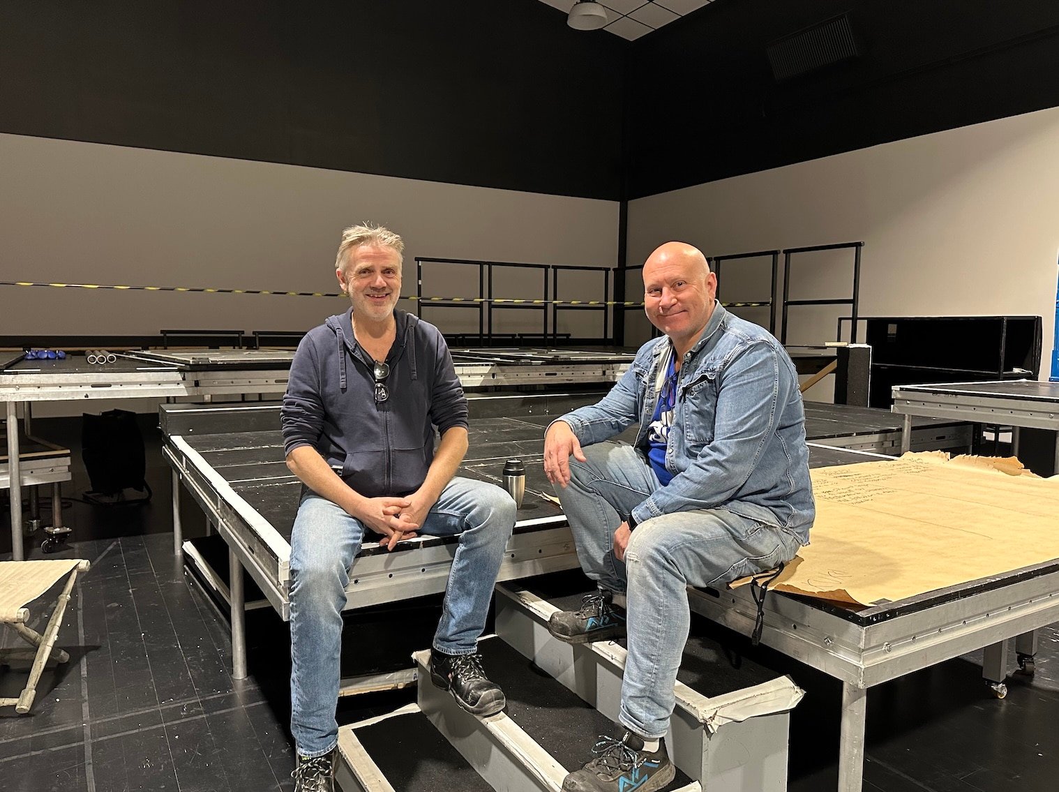 Frank Bjørø, avdelingsleder Scene (t.v.), sammen med Scenemester Bjørn Rune Larsen i prøvesalen i Den Nationale Scenes lokaler i Simonsviken.