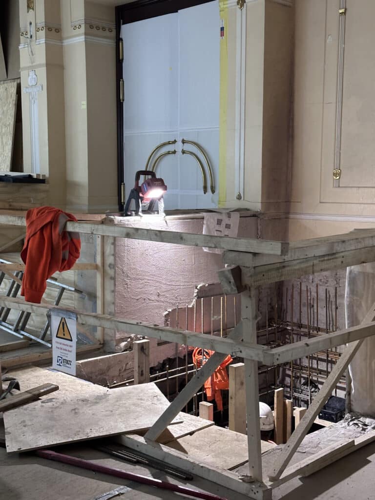 Tillaging av heissjakt til trappeheis i hovedvestibylen på DNS.