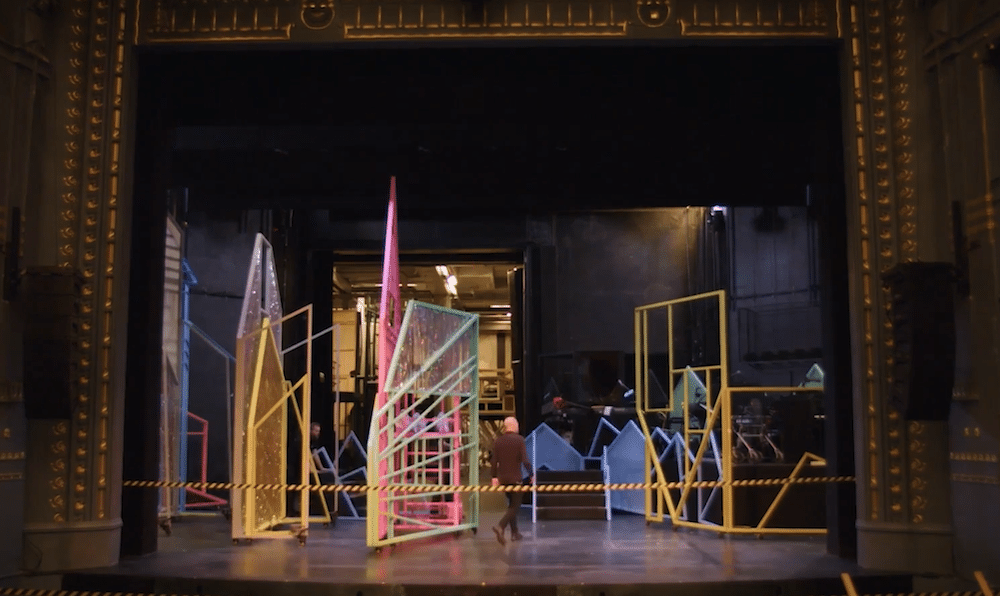 I kulissene web Inspisientene passer på logistikken, avvikler prøver og forestillinger, og sørger for at alt er på stell.