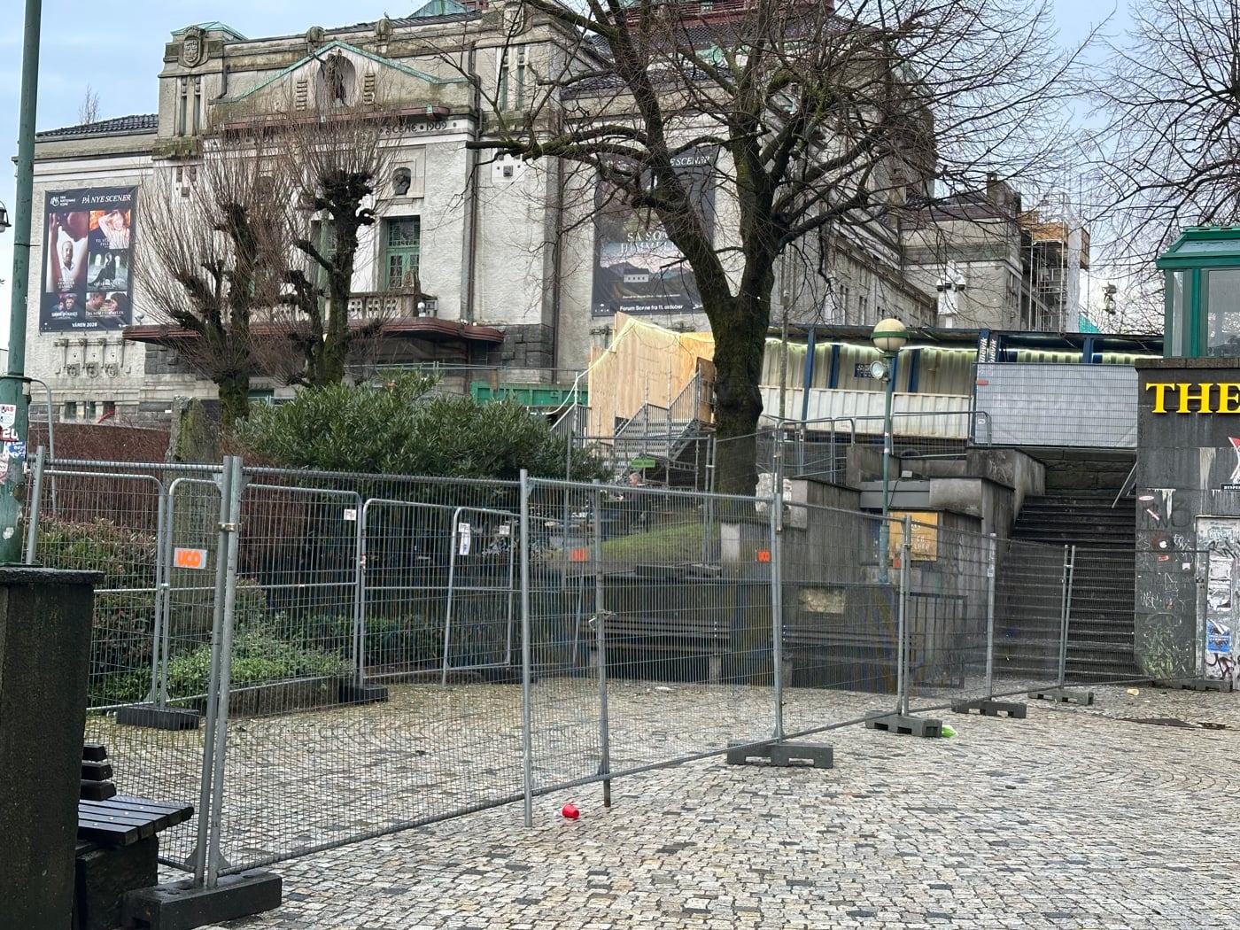 Området rundt Teaterkjelleren er nå inngjerdet. Det er satt opp en midlertidig trapp med gangtunnel fra Teaterparken, mens arbeidene med nytt inngangsparti til Teaterkjelleren pågår.