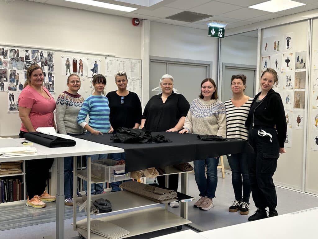 Kostymeavdelingen samlet. Fra venstre: Silje Teland Pedersen (avdelingsleder), Gjertrud (herreskredder), Maren (herreskredder), Vibeke (kostymesyer), Linn Therese (kostymesyer), Martha Irene (kostymesyer), Elin Marie (kostymesyer/tilskjærer), Julie (kostymetekniker). Ikke til stede da bildet ble tatt: Nina Holvik (kostymetekniker), Astrid Eisenmenger (kostymetekniker), Anja Marie Thorsen (patinør/kostymesyer) og Nadia-Liv Mandrup (patinør/kostymesyer).