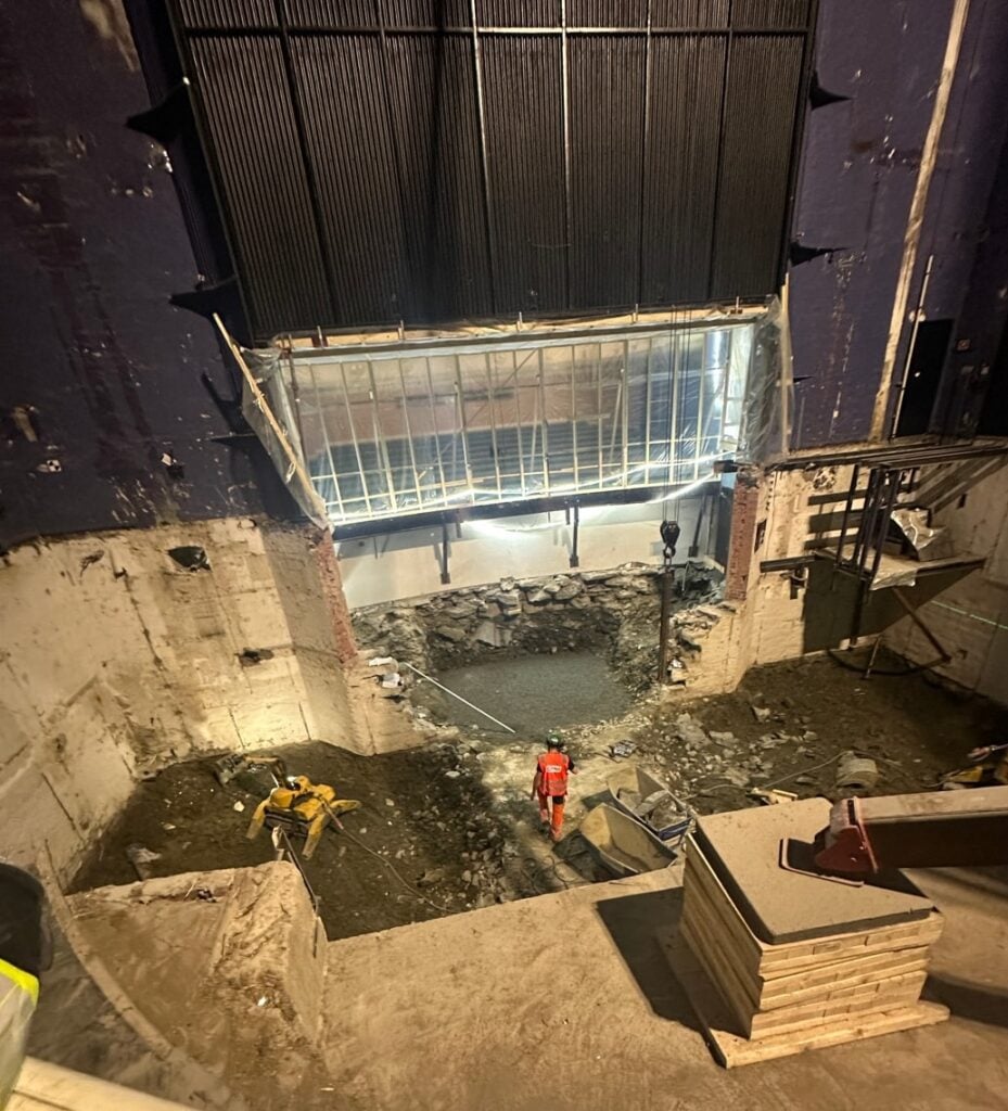 Riving u Storescene Under arbeidene ble det avdekket grunnforhold som krevde nærmere undersøkelser og tilpasninger. Bildet viser området under sceneåpningen og inn i orkestergraven på Store Scene.