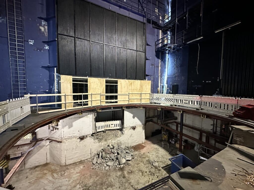 Den gamle dreiescenen er fjernet og det er åpent ned til underscenen.