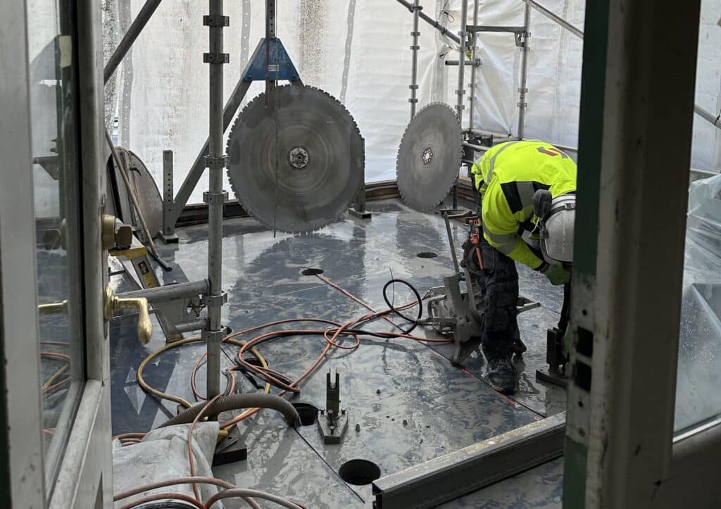 Forbereder skjæring av betonggulvet for å åpne opp til heissjakt.